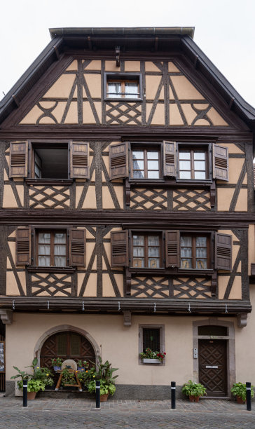 2019年09月13日，法国奥伯奈:村庄中一座古老的阿尔萨斯木屋立面图片下载