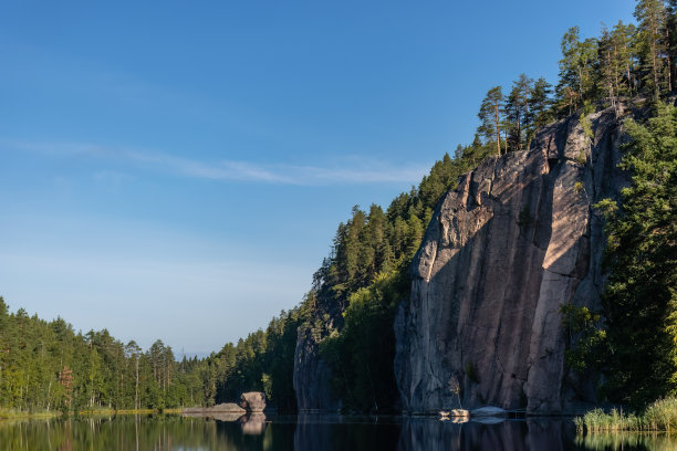 位于Repovesi国家公园的Olhavanvuori (Olhava山)，海拔50米。芬兰南部最受欢迎的攀岩地点。图片下载