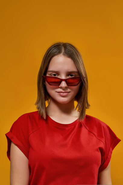 戴墨镜看镜头的女青少年图片下载