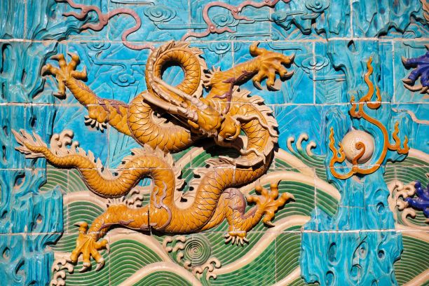中国北京北海公园九龙壁一角图片下载