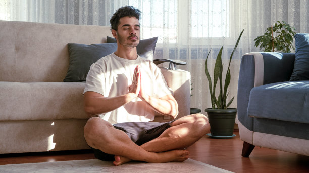 年轻人在家里做瑜伽锻炼。保持冷静，冷静，图片下载