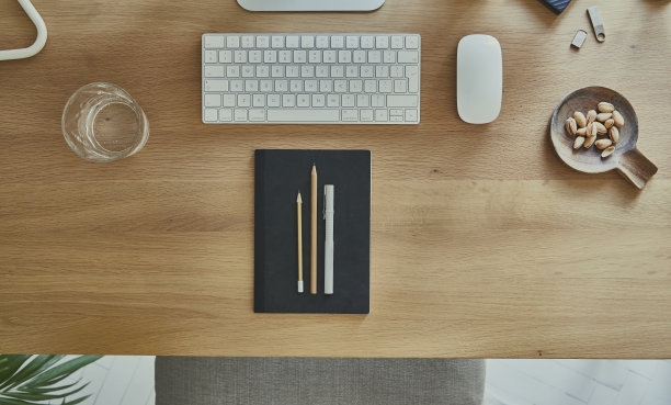 漂亮的家庭办公室商务办公桌设置图片下载