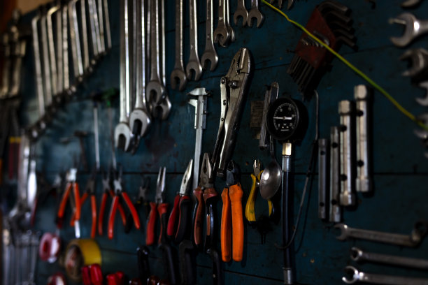 扳手安装在车间里图片下载