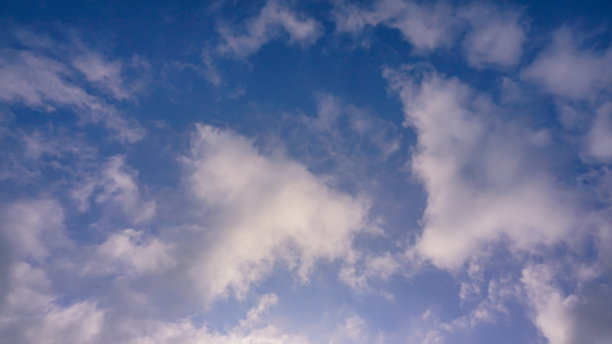 冬天下午美丽的天空有云。戏剧性的多云的天空图片下载