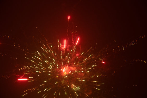 乌克兰第聂伯罗市夜空中的烟花，新年快乐图片下载