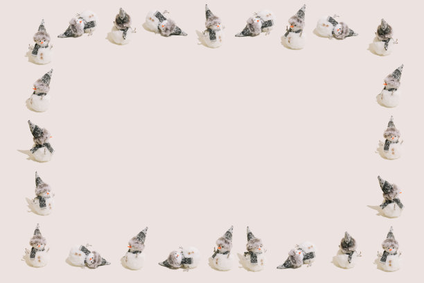 在柔和的米色背景上摆出不同滑稽姿势的雪人。寒假、圣诞节、新年的创意作文。图片下载