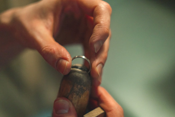 在珠宝作坊里制作白金戒指的特写过程图片下载