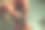在珠宝作坊里制作白金戒指的特写过程图片下载