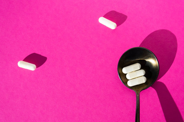 粉色背景上是维持免疫力的药片或维生素图片下载