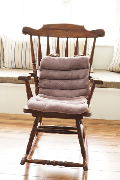 图为客厅里摆放的柚木摇椅和软垫。图片下载