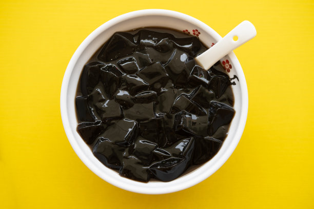 顶视图碗甘草黑果冻与蜂蜜水平组成图片下载