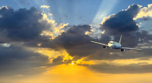 空中的飞机正在起飞图片下载