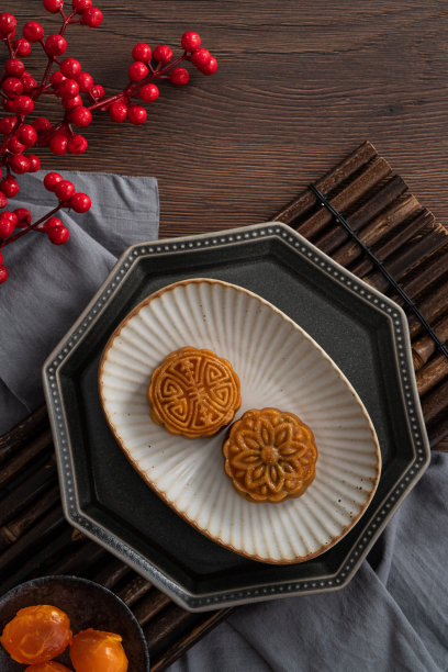 美味的粤式月饼为中秋美食月饼以木桌为背景。图片下载