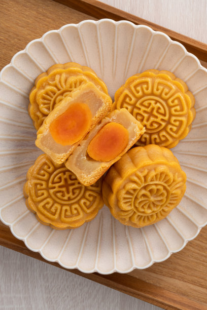 美味的粤式月饼为中秋美食月饼以木桌为背景。图片下载