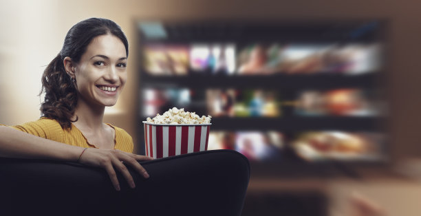 快乐的女人看电视上的电影图片下载