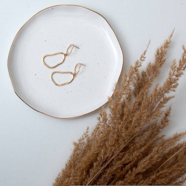 女人的珠宝。平面构成。耳环。极简主义摄影图片下载