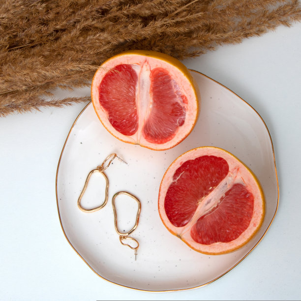 女人的珠宝。平面构成。耳环。极简主义摄影图片下载