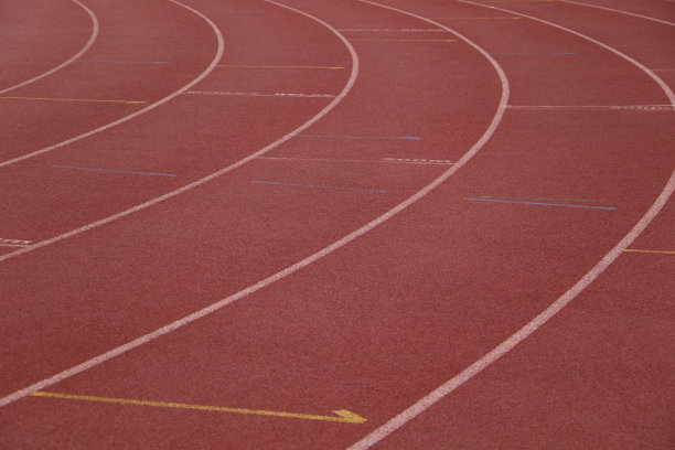 田径跑道上弯道上的白线图片下载