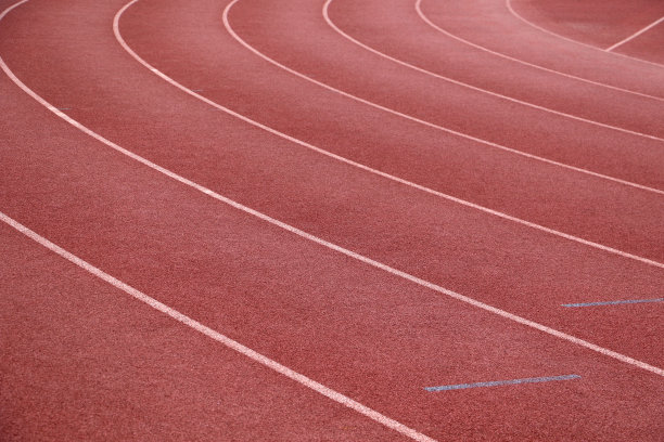 田径跑道上弯道上的白线图片下载
