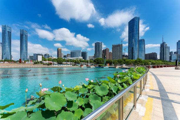 中国江西省南昌市秋水广场的风景和城市建筑天际线图片下载