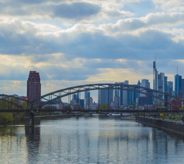 望铁路桥和天际线德国法兰克福图片下载