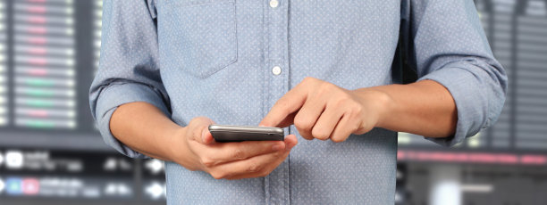 男子手持智能手机和触摸屏图片下载