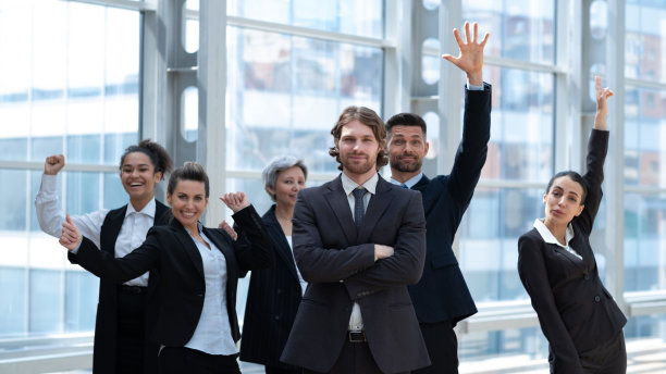 举起手臂的商务人士图片下载