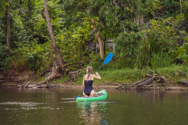 侧视图的图片，一个女人坐在和放松在餐板。冲浪者女人休息图片下载