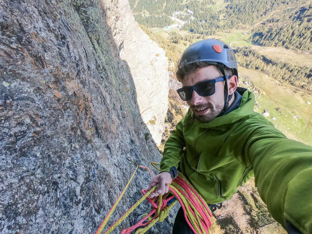男子攀登者在岩壁上自拍图片下载