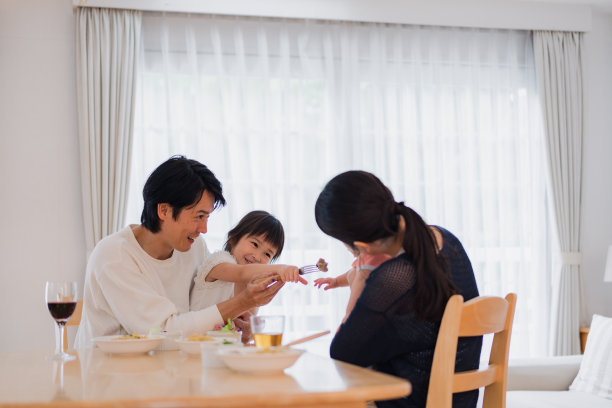 有孩子的家庭的日常生活图片下载