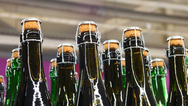 商店里许多漂亮的苹果酒玻璃瓶的特写图片下载