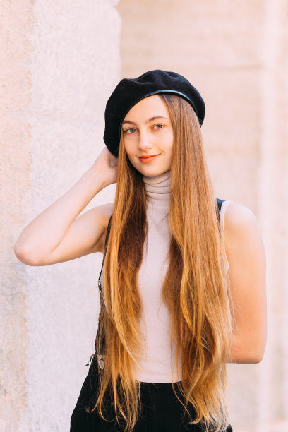 特写一个美丽的长发女孩，微笑在相机镜头图片下载