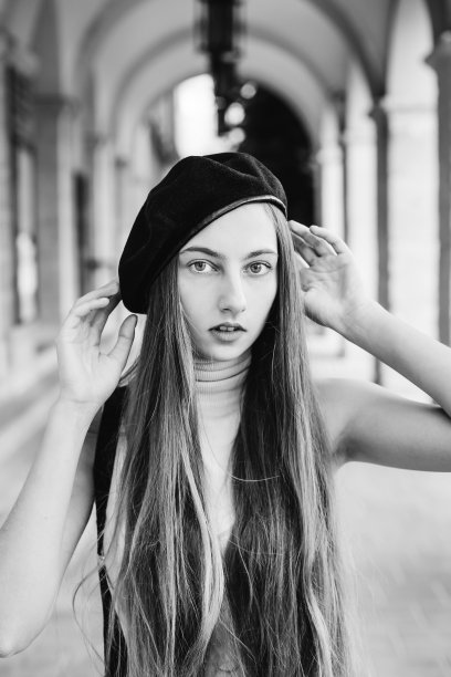 表情丰富的脸的女孩长发和贝雷帽上的黑白照片图片下载