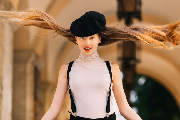 这个女孩很高兴她的头发被风吹起图片下载