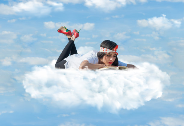 美丽的女孩躺在云端，喜欢看书图片下载