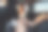 年轻的母亲手抱着她的小女儿，而她坐在儿童汽车座椅上，年轻的家庭在公路旅行图片下载