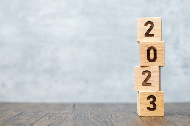 2023年的块在桌子上。目标，决心，战略，计划，开始，预算，任务，行动，动机和新年假期的概念图片下载