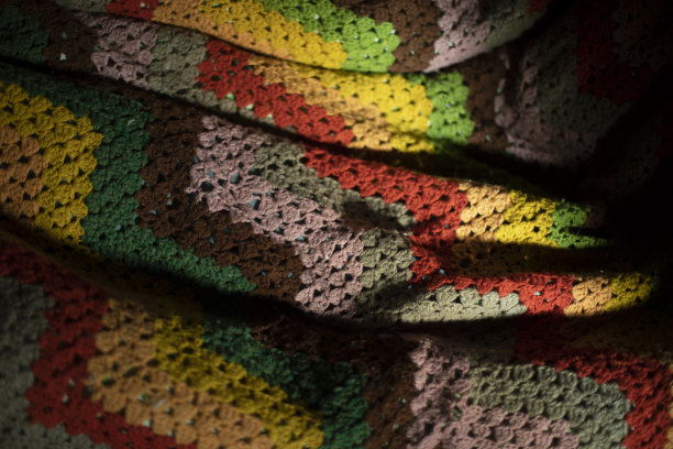 彩色格子。舒适的毛毯。厚纤维的床罩。织物。图片下载