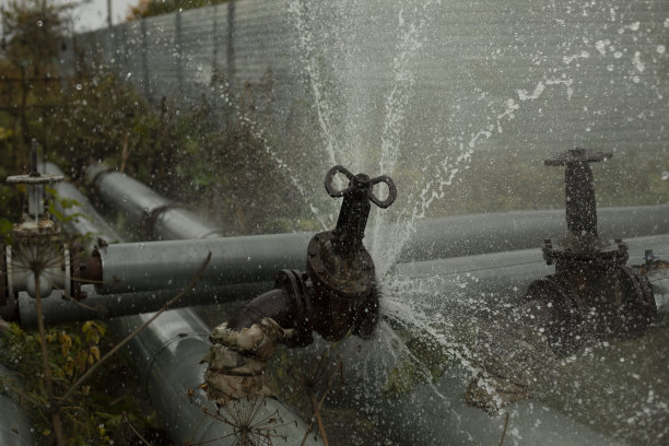 水管进水破裂。管道事故。热水从管道中流出。图片下载