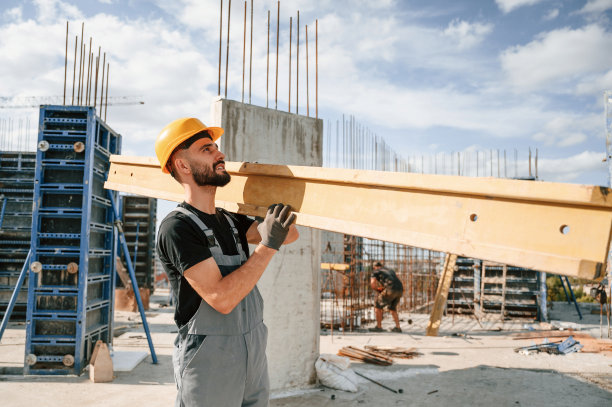 前视图。木板材。一个穿制服的人正在建筑工地工作图片下载