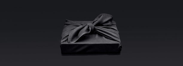 黑色星期五礼品盒包装的面料与复制空间。传统的日本礼品包装风格。环保度假理念。图片下载