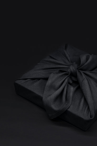 黑色星期五礼品盒包装的面料与复制空间。传统的日本礼品包装风格。环保度假理念。图片下载