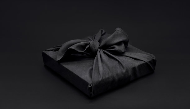 黑色星期五礼品盒包装的面料与复制空间。传统的日本礼品包装风格。环保度假理念。图片下载