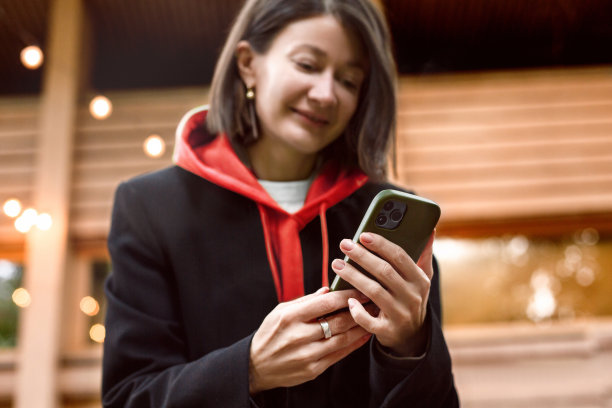 女子在咖啡店使用智能手机图片下载