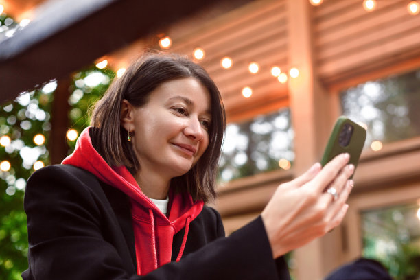 女子在咖啡店使用智能手机图片下载