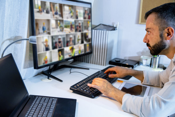 在网上与他人联系，选择合适的人来工作图片下载