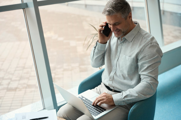 穿着浅色衣服的中年经理正在打电话图片下载