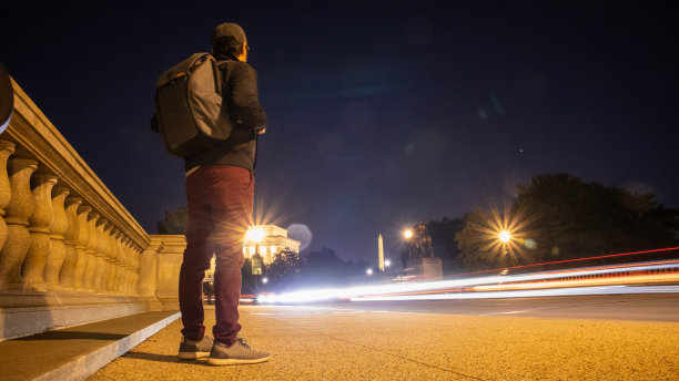 一名拉美裔男子在夜晚探索华盛顿特区图片下载