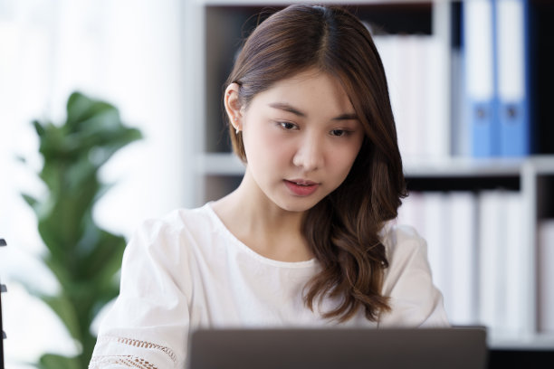 亚洲女性使用笔记本电脑和互联网进行在线会议和在家工作图片下载
