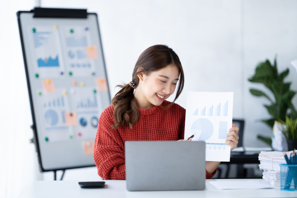 商务会议的一组人在办公室演示。演示图。女性在办公室工作。图片下载